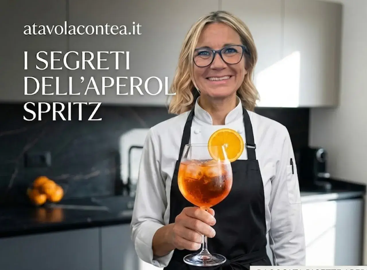 Donna sorridente con un bicchiere di Aperol Spritz, decorato con una fetta d'arancia. La scritta "I segreti dell'Aperol Spritz" è visibile.