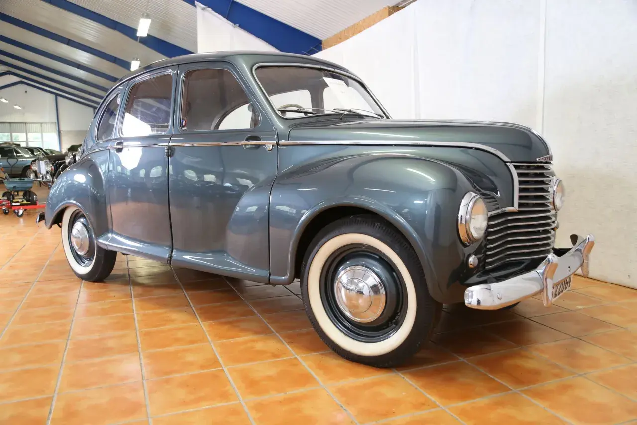 Grå Jowett Javelin från 1950-talet, en klassisk bil med kromdetaljer och vita däcksidor.