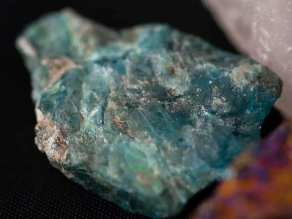 Un trozo de mineral azul verdoso, que evoca el topacio azul significado de calma y sabiduría.