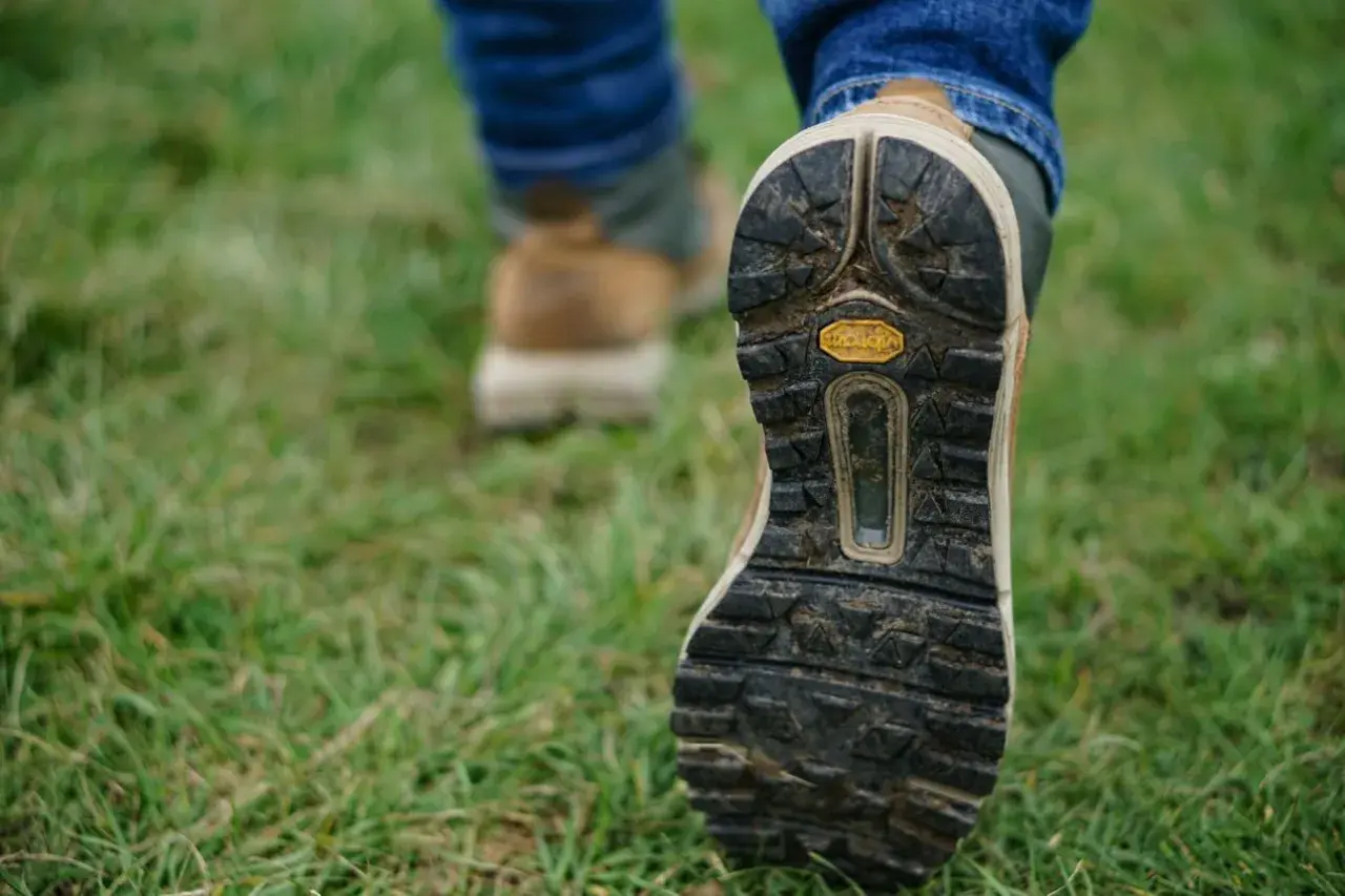 Buty softshell co to znaczy? To buty z membraną, idealne na wędrówki po trawie. Widoczna podeszwa Vibram zapewnia przyczepność.