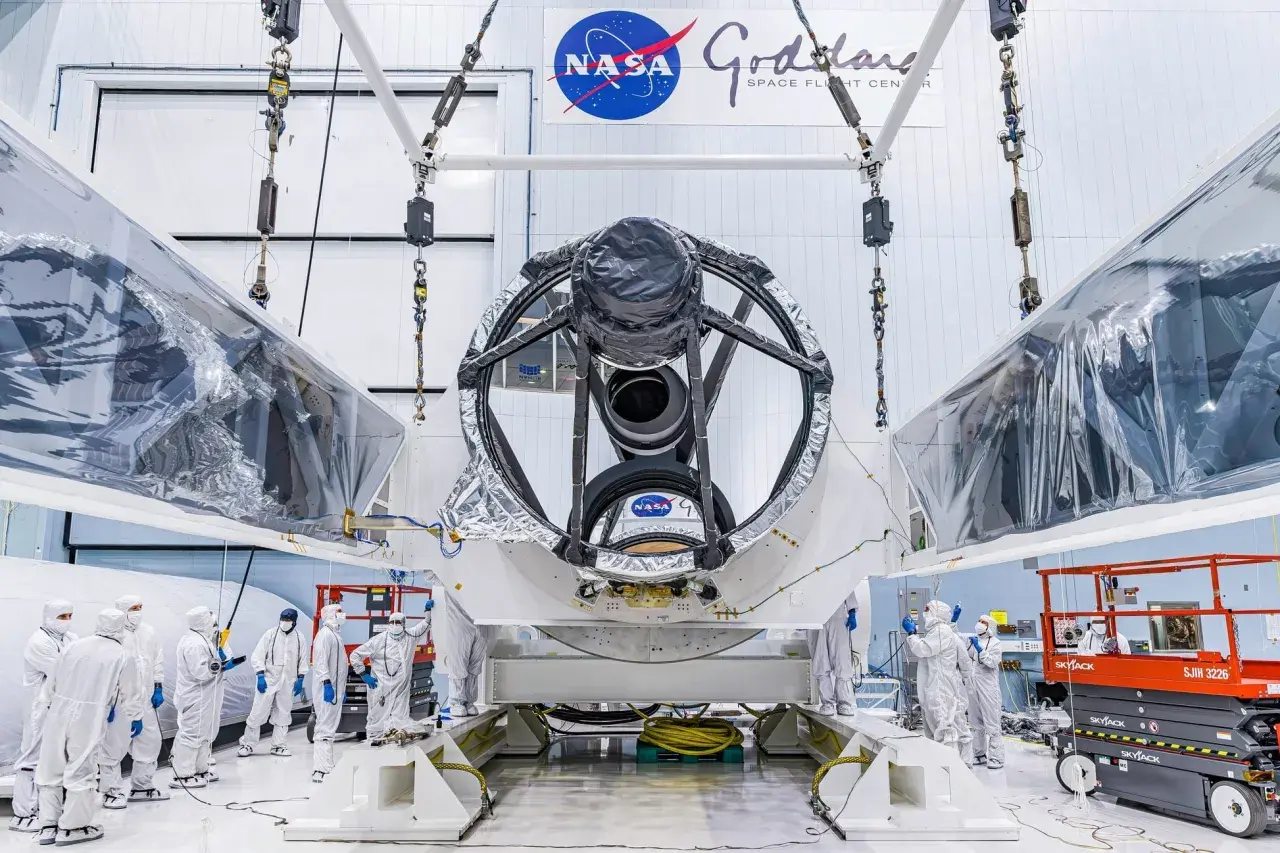 Zespół w białych kombinezonach pracuje nad teleskopem Nancy Grace Roman w NASA Goddard.