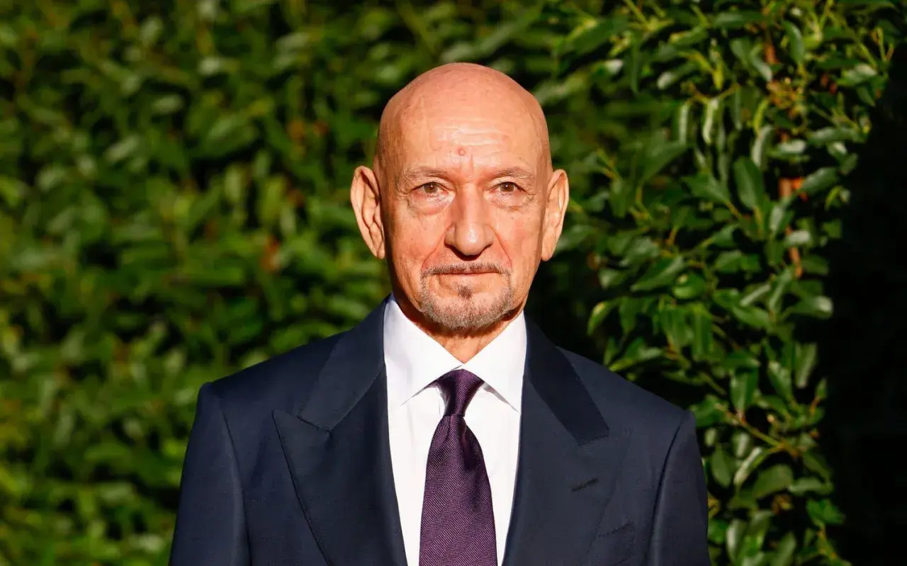 Sir Ben Kingsley, en stjärna i rollistan i Wonder, poserar framför grönska.