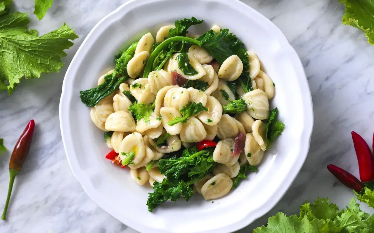 Orecchiette con sugo cime di rapa, peperoncino e acciughe. Un piatto tipico pugliese, fresco e saporito.