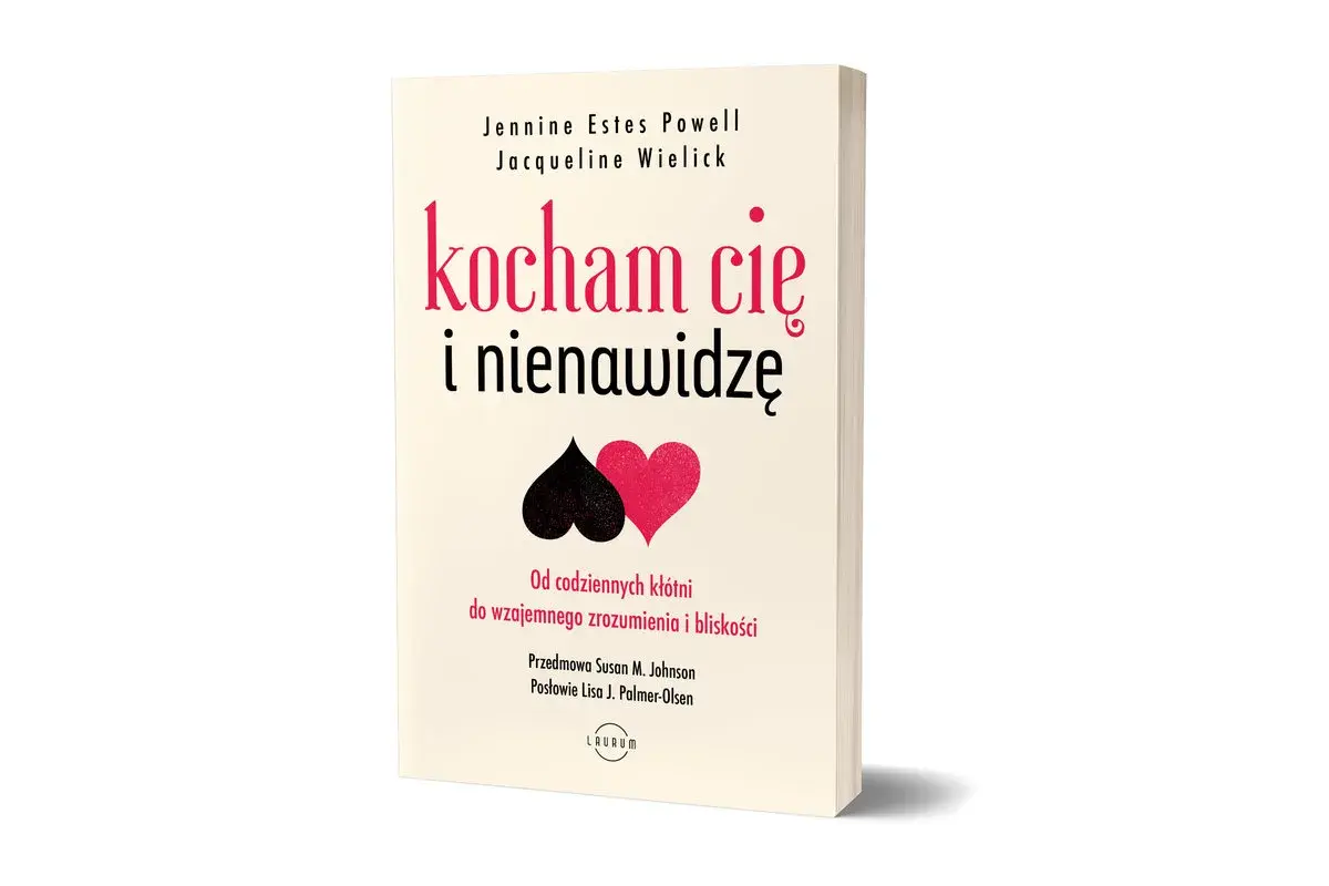 Okładka książki "Kocham cię i nienawidzę". Dwie serca, czarne i różowe, symbolizują skrajne emocje, które mogą pojawić się nawet przy zbyt częstym mówieniu "kocham cię".