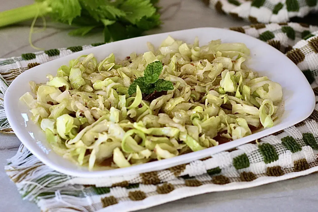Salade de chou émincé, garnie de menthe fraîche. Une option salade peu calorique, légère et savoureuse.