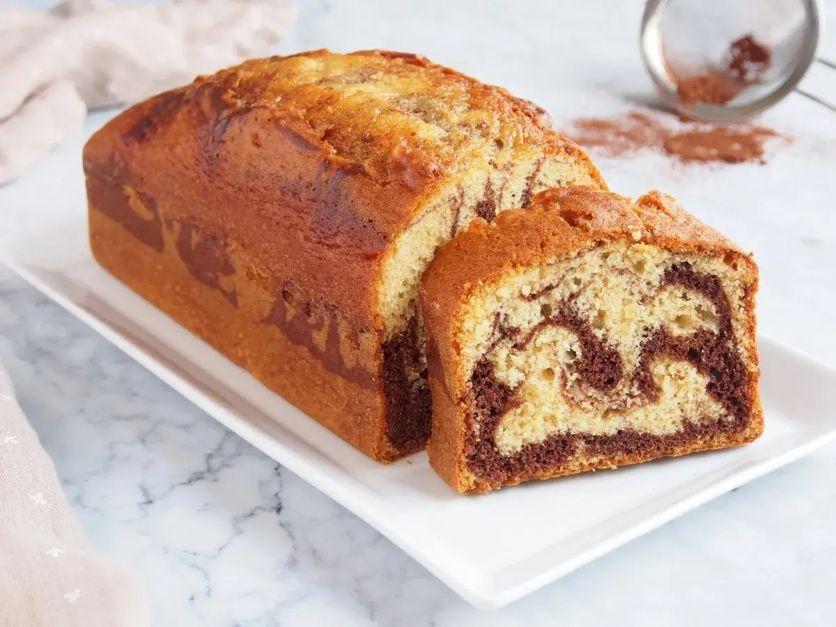 Bizcocho marmolado perfecto para tu próxima receta. Suave y con un delicioso marmoleado de chocolate y vainilla.