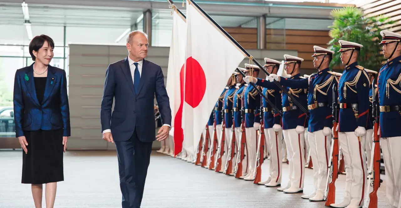 Uroczyste powitanie w Japonii. Donald Tusk i japońska delegacja w asyście honorowej.