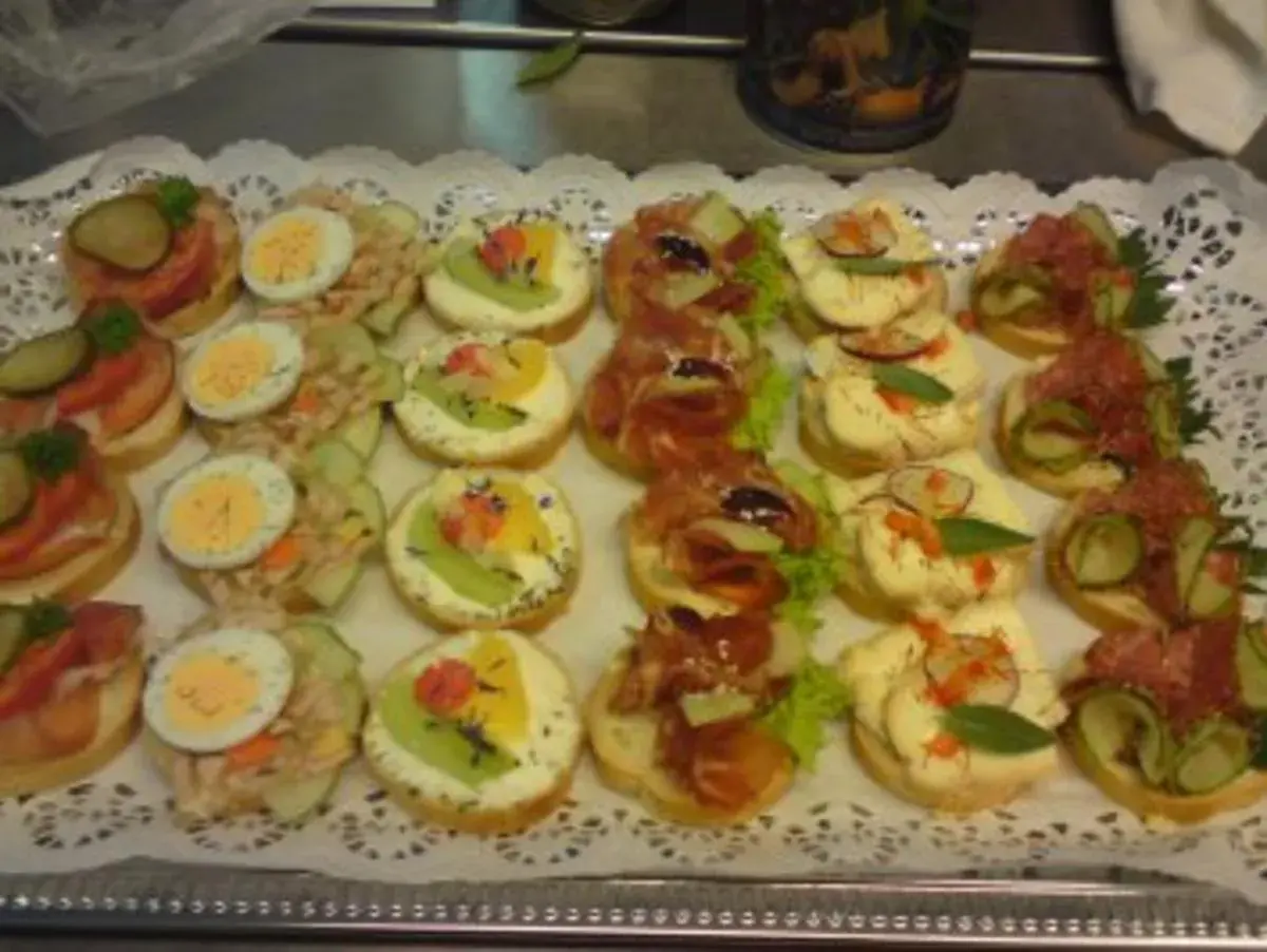 Vielfalt an **schnelle Canapés Rezepte**: belegt mit Ei, Lachs, Wurst, Käse und Gemüse. Perfekt für jede Party!