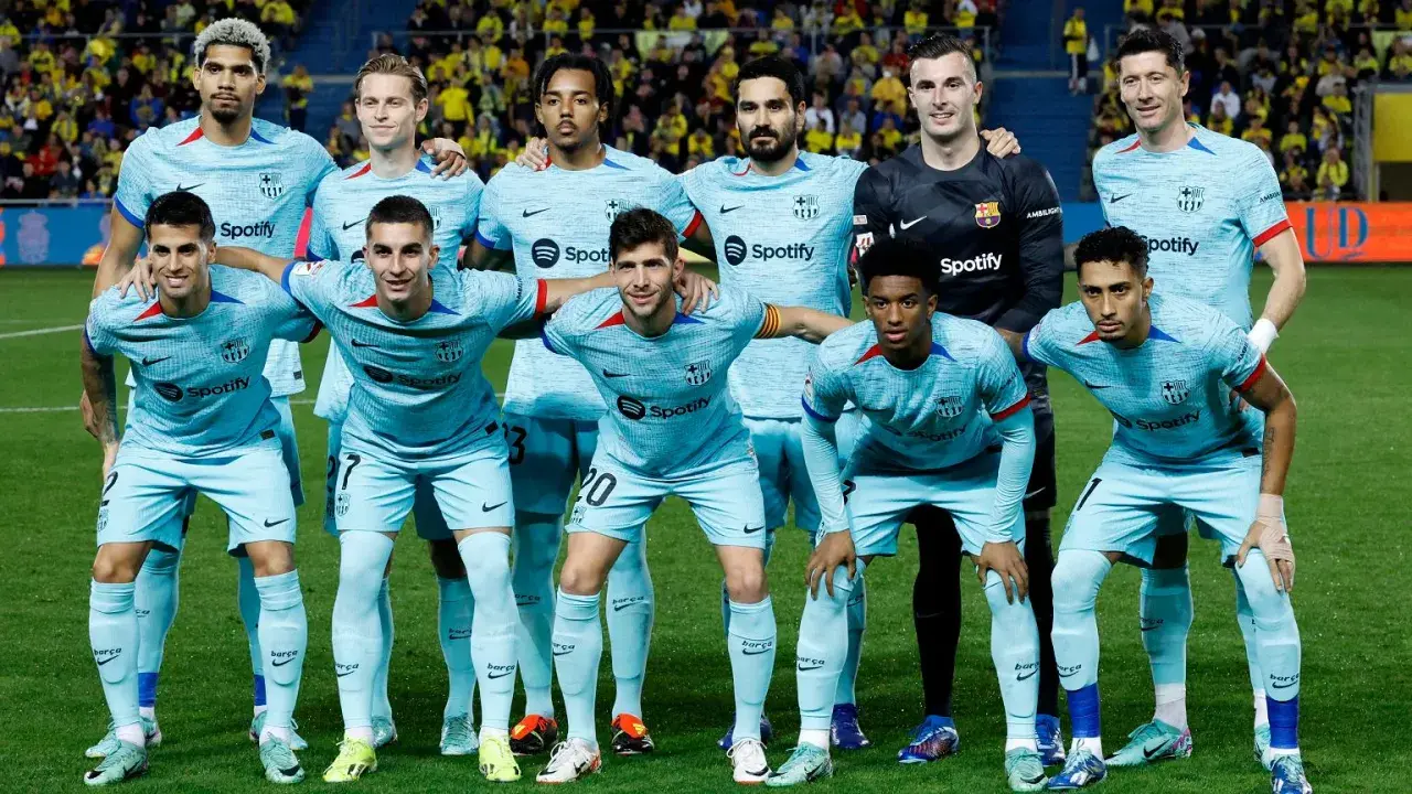 Aktualny skład Barcelony w jasnoniebieskich strojach, gotowy do gry.