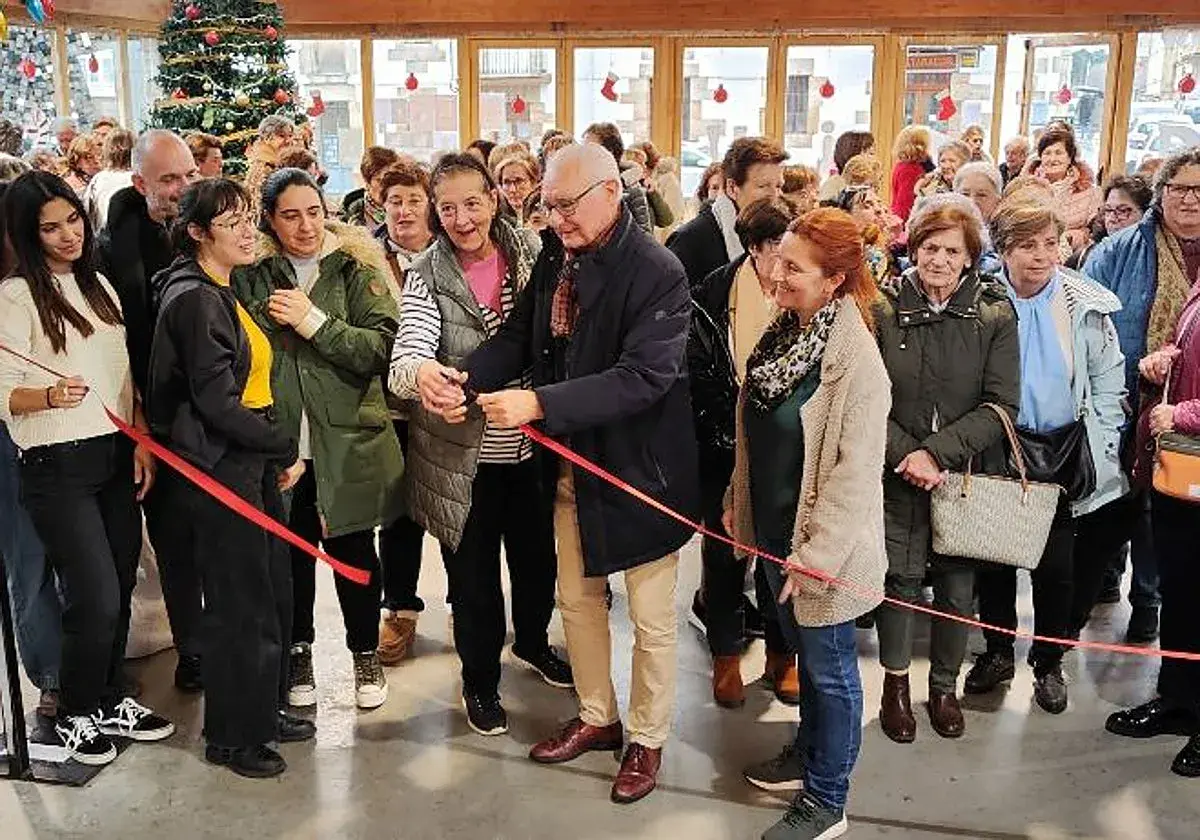 Inauguración de la agenda cultural Reinosa con corte de cinta.