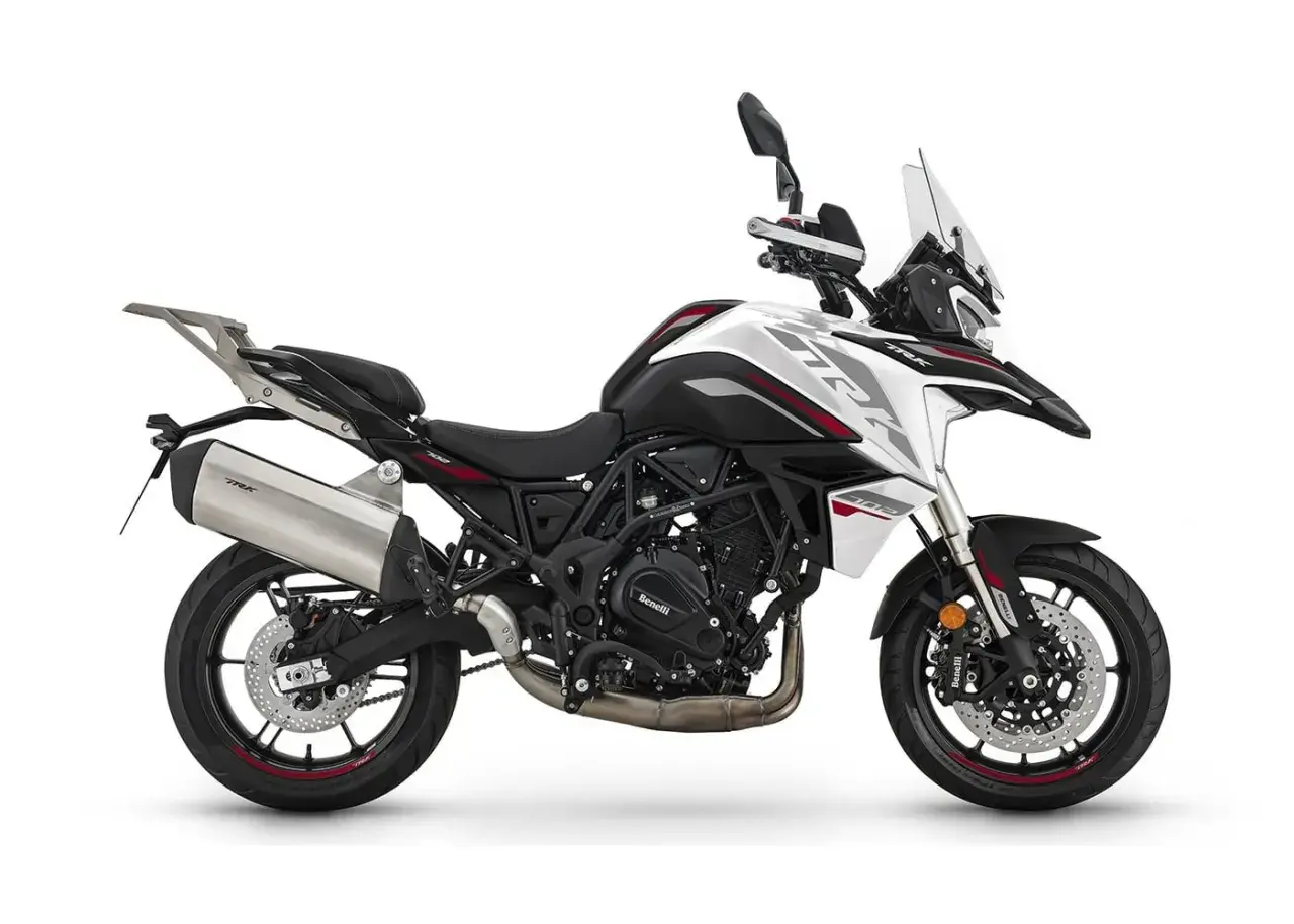 Biały motocykl turystyczny Benelli TRK 702 z czarnymi i czerwonymi akcentami, gotowy na przygodę.