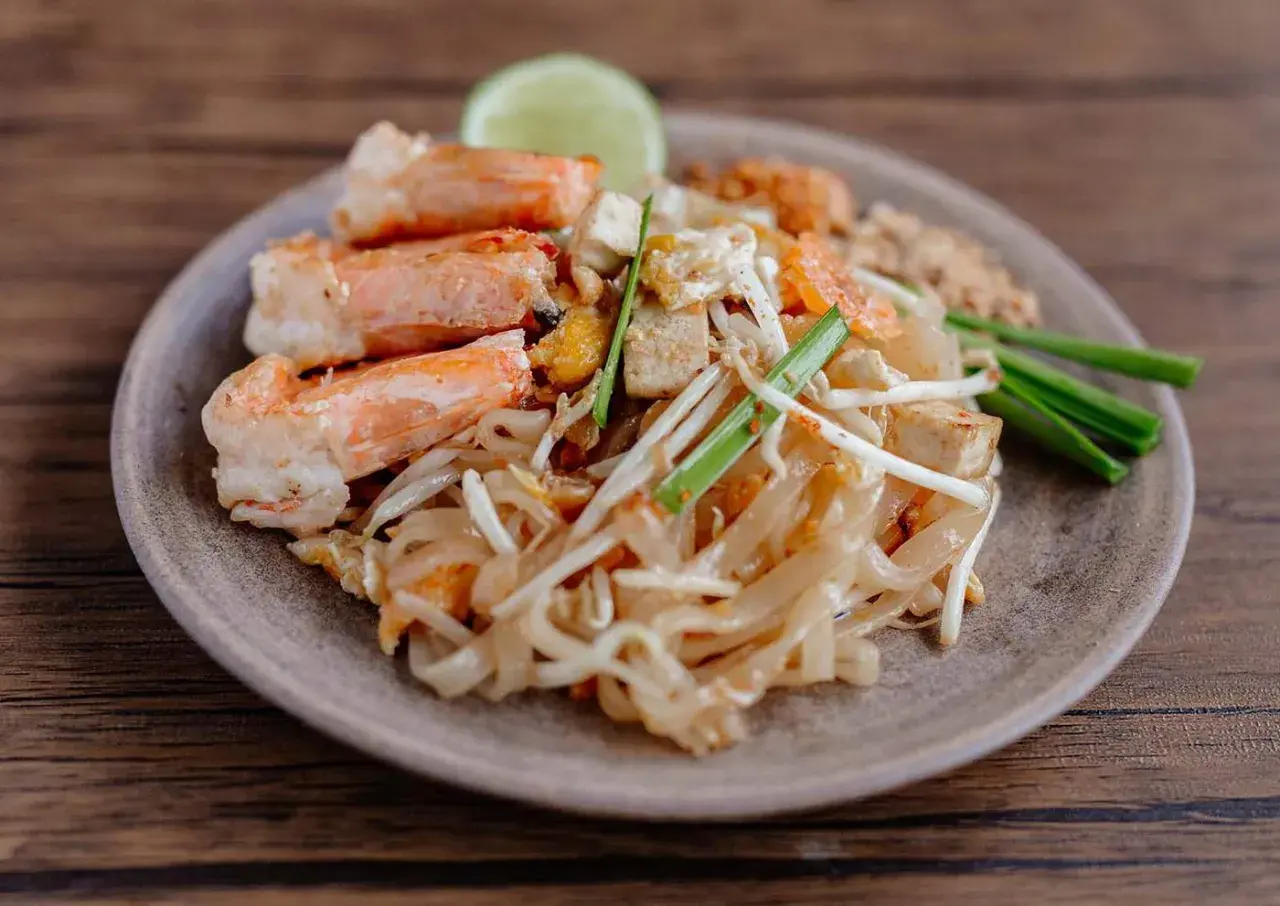 Pad Thai mit Garnelen, Tofu und Sojasprossen – ein authentisches Gericht nach original Thai Rezepten.