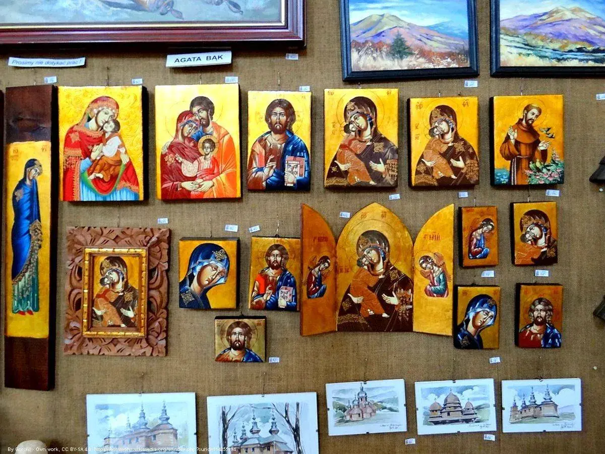 Ikony religijne w galerii sztuki synagoga. Obrazy przedstawiają Matkę Boską z Dzieciątkiem, świętych i krajobrazy.