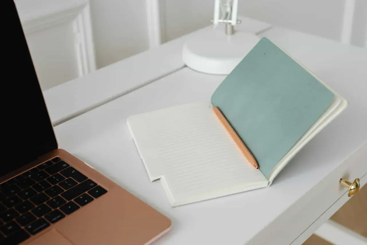 Zapisz swoje wspomnienia i sekrety. Dowiedz się, jak napisać książkę o swoim życiu, korzystając z notatnika i laptopa.