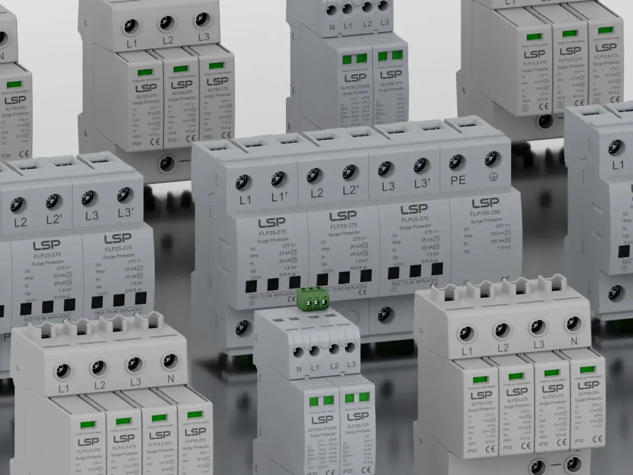 Zabezpieczenie przepięciowe 3 fazowe LSP chroni instalację przed wyładowaniami. Wiele modułów z oznaczeniami L1, L2, L3, N.