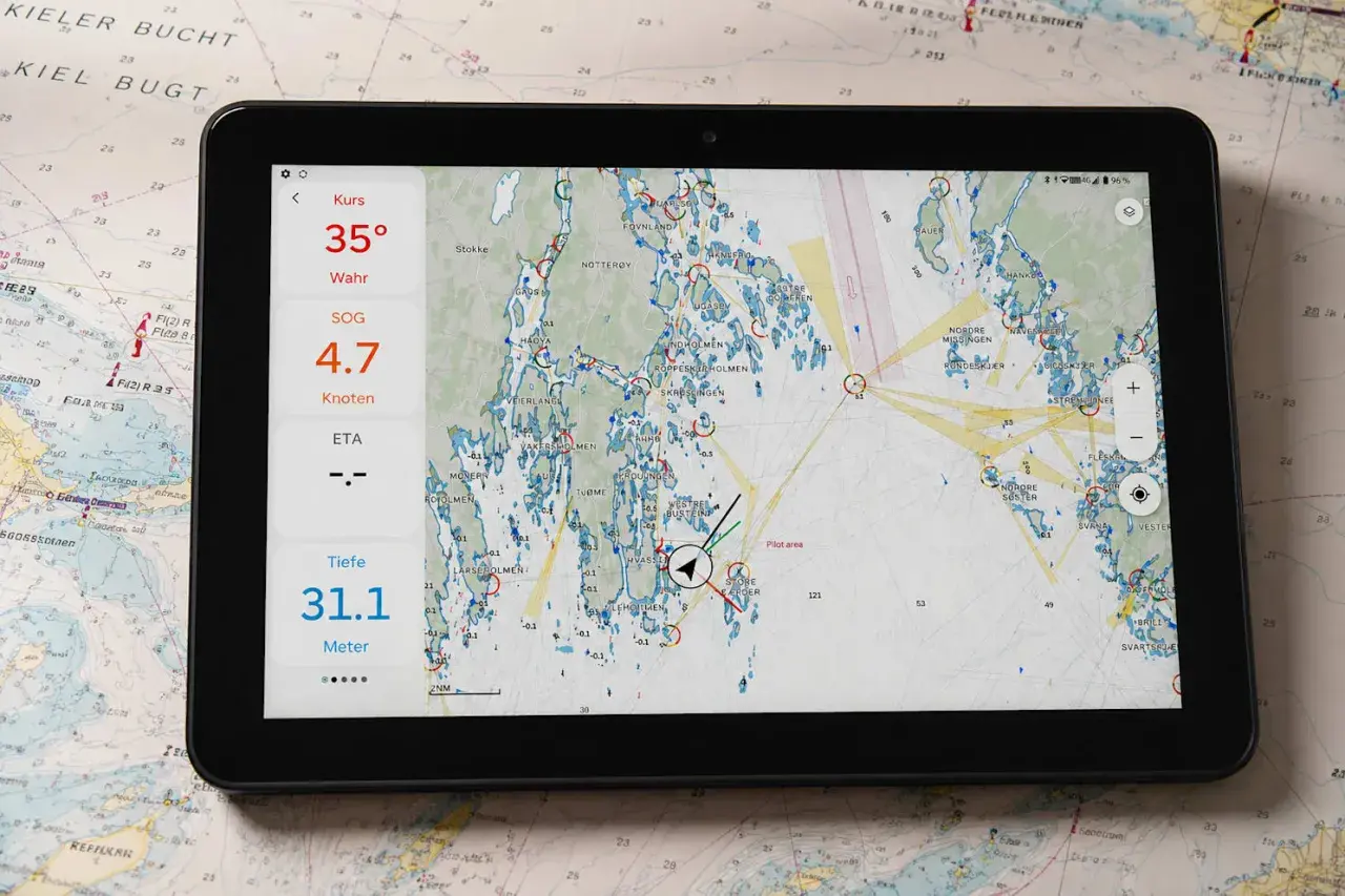 Tablet mit Seekarte und Navigationsdaten, Kurs 35°, Geschwindigkeit 4.7 Knoten, Tiefe 31.1 Meter. Incoterm fot.