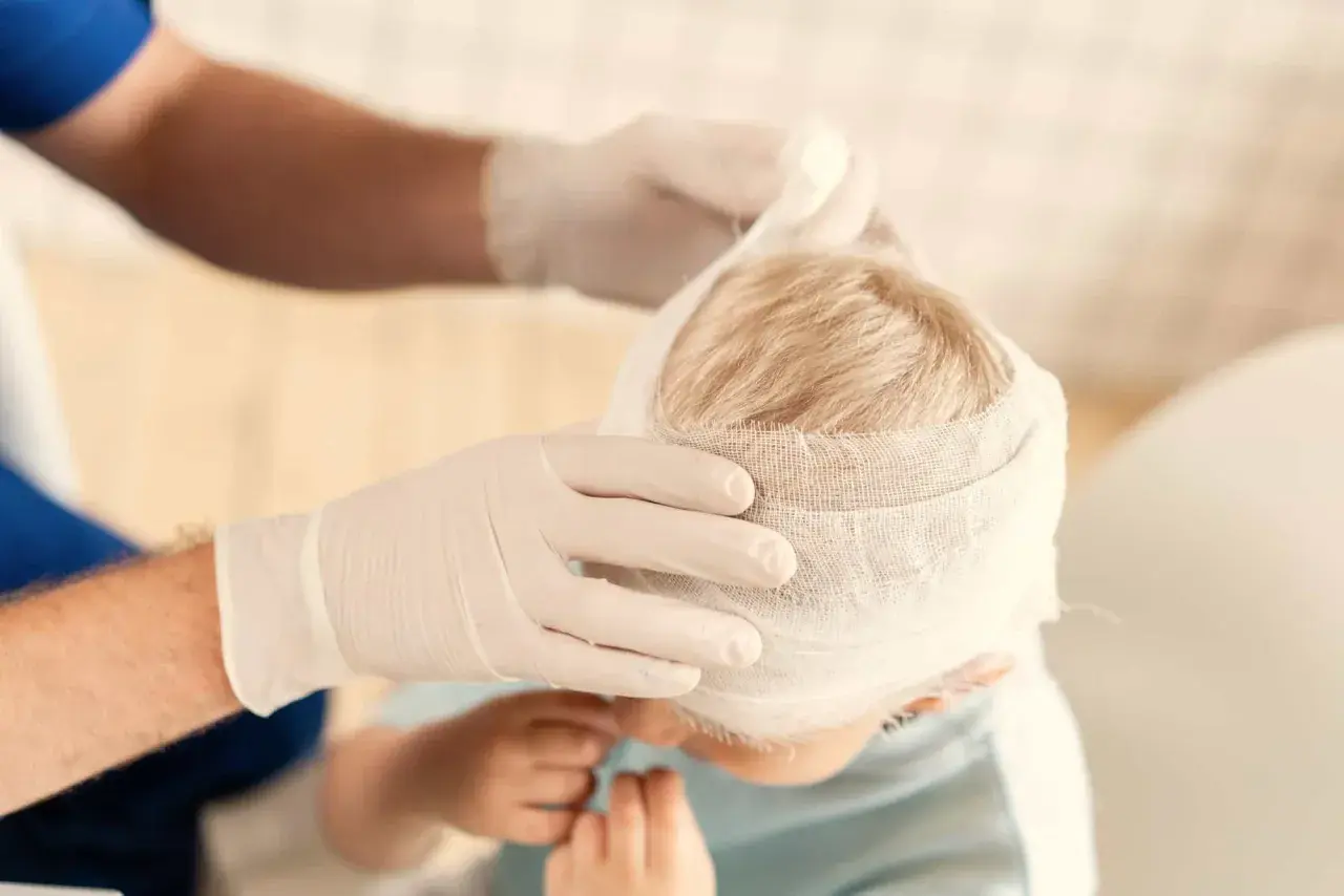 Un niño con la cabeza vendada. Si hay golpes en la cabeza de niños, cuándo preocuparse.