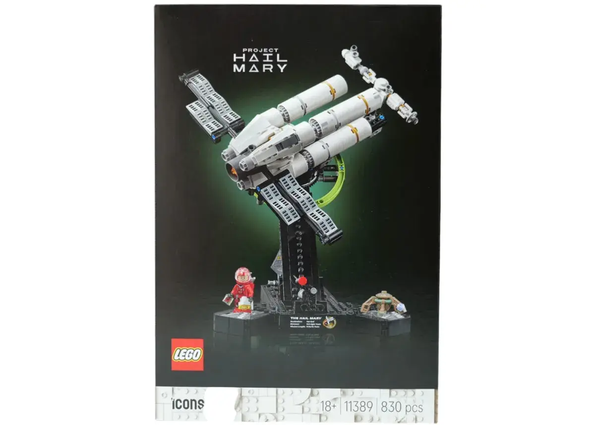 Das LEGO Icons "Project Hail Mary" Set zeigt ein detailreiches Raumschiff auf einem Ständer, mit einer Minifigur und einem kleinen Alien.