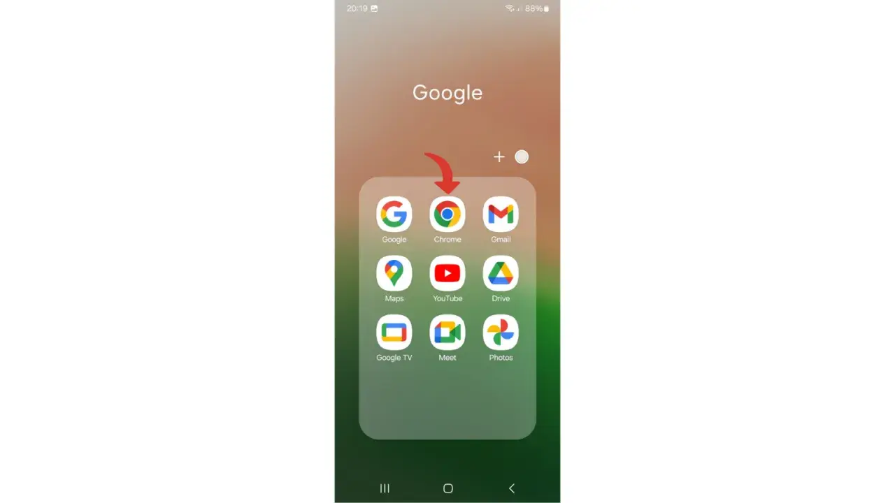 Une flèche rouge pointe vers l'icône Chrome dans un dossier d'applications Google sur un téléphone Android. Ce raccourci Chrome Android est pratique.