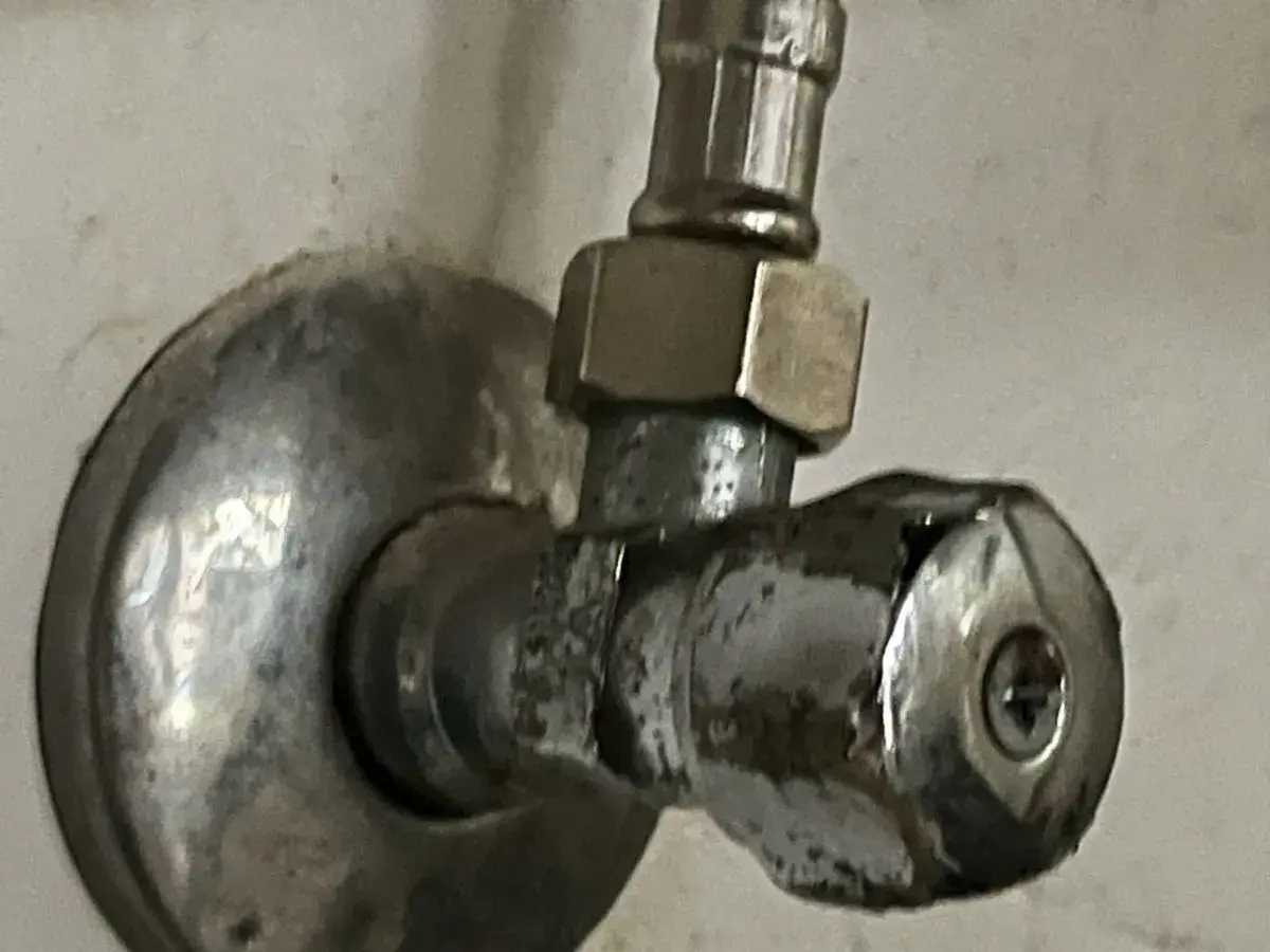 Metalowy zawór wody. Aby zakręcić wodę, obróć pokrętło w prawo.