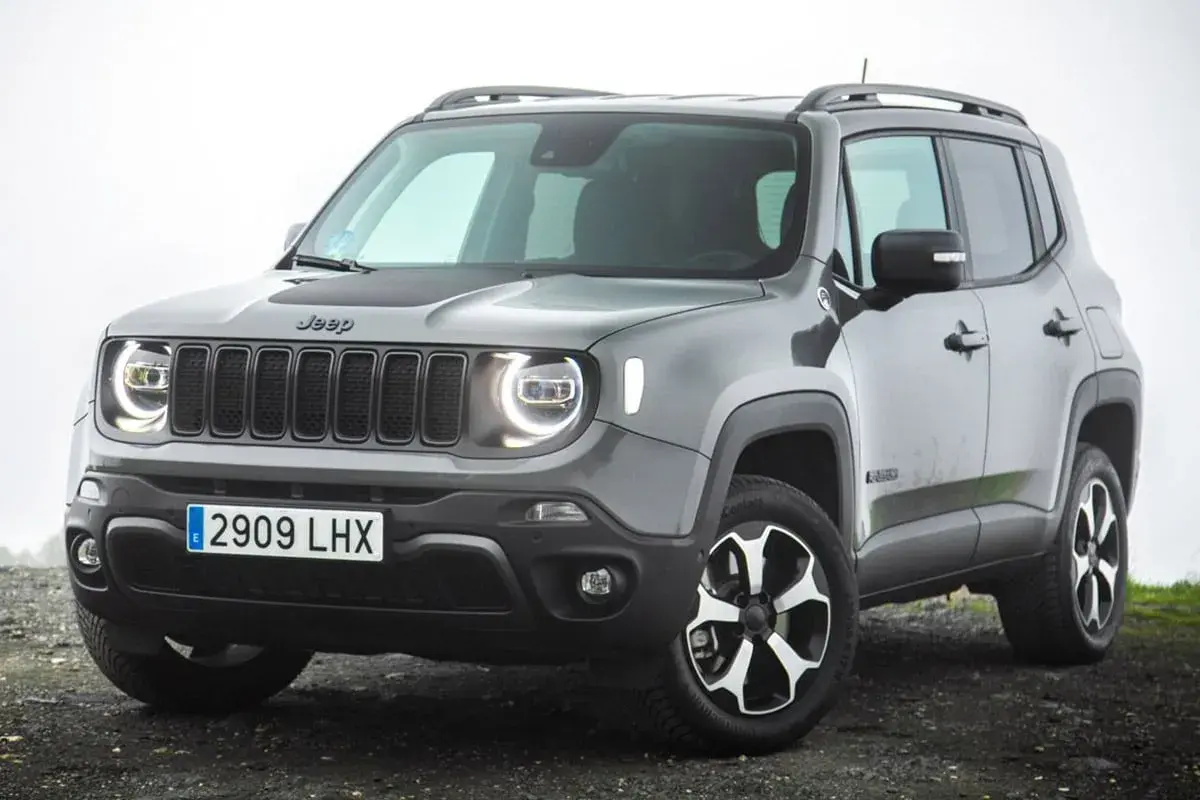 Un Jeep Renegade gris, listo para una prueba de manejo. Su diseño robusto y moderno invita a la aventura.