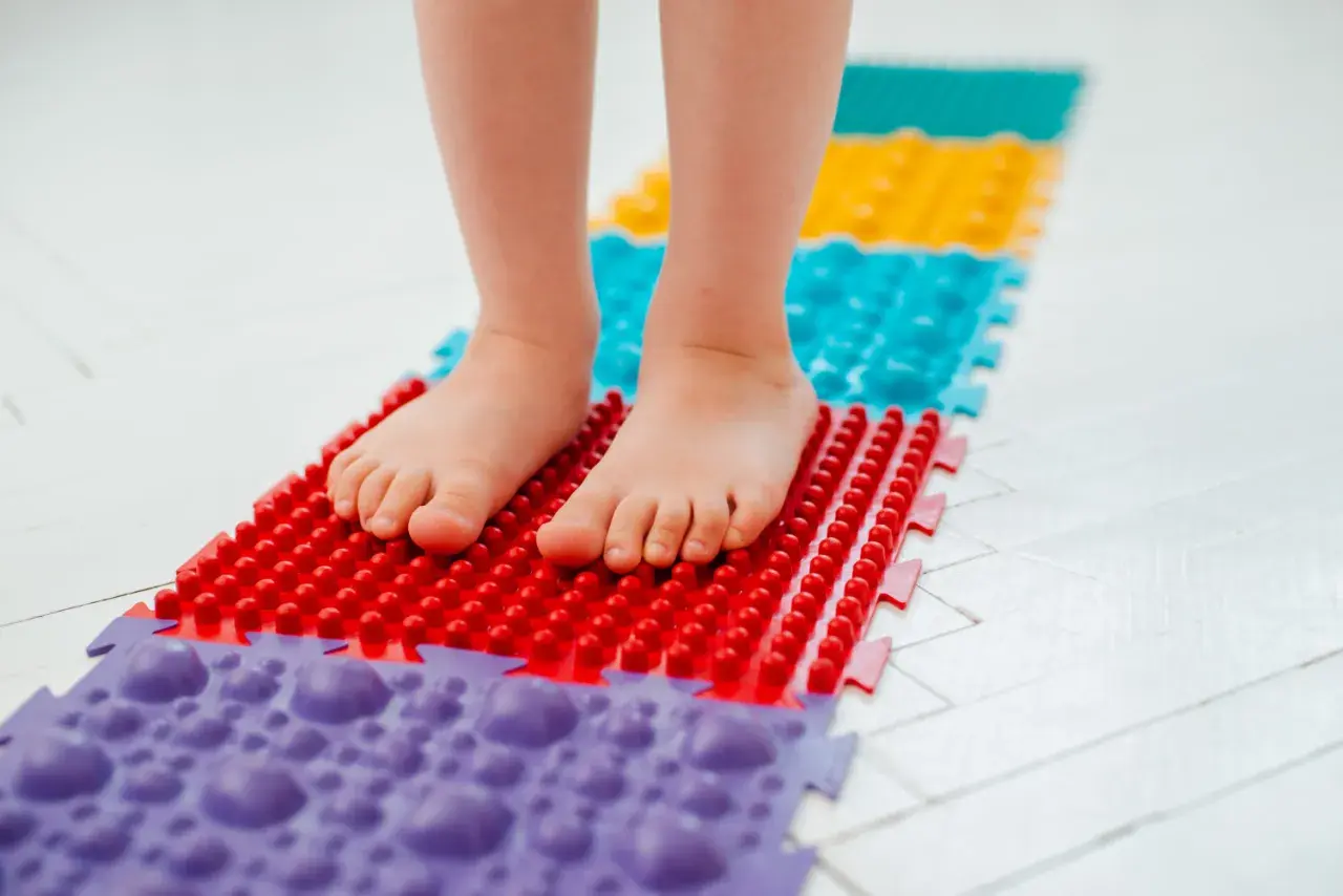 Ścieżka sensoryczna dla dzieci: Jak wspiera rozwój? DIY i gotowe!