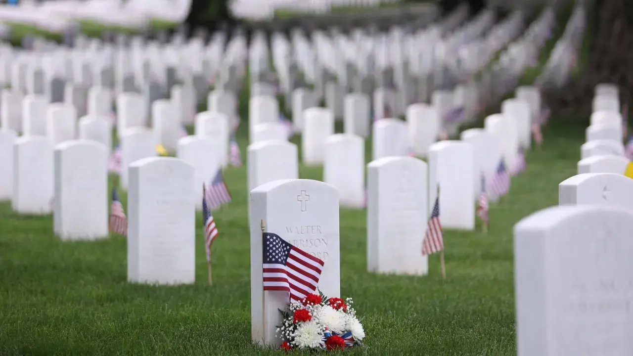 Der heldenfriedhof der USA ehrt gefallene Soldaten. Reihen von weißen Grabsteinen, geschmückt mit kleinen Flaggen und Blumen, zeugen von ihrem Opfer.