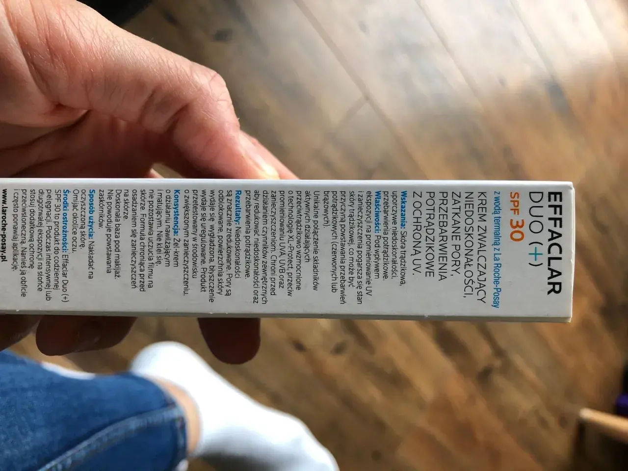 Krem Effaclar Duo+ SPF30 na tle dłoni.