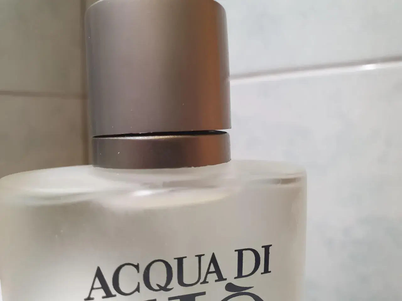 Flakon perfum Acqua di Gio, idealny dla każdego mężczyzny. Klasyczny zapach Armani pour homme.