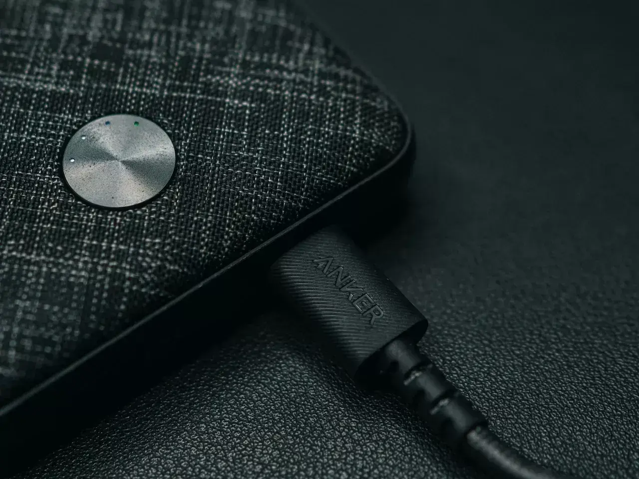 Szukasz idealny powerbank do samolotu? Ten Anker z wskaźnikiem naładowania to świetny wybór na podróż.