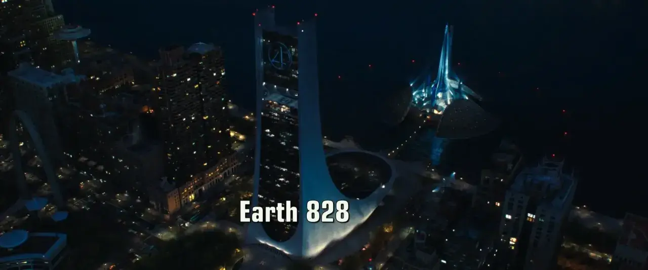 Vue aérienne de nuit d'une ville avec le logo des Fantastic Four MCU sur un gratte-ciel. "Earth 828" est affiché.