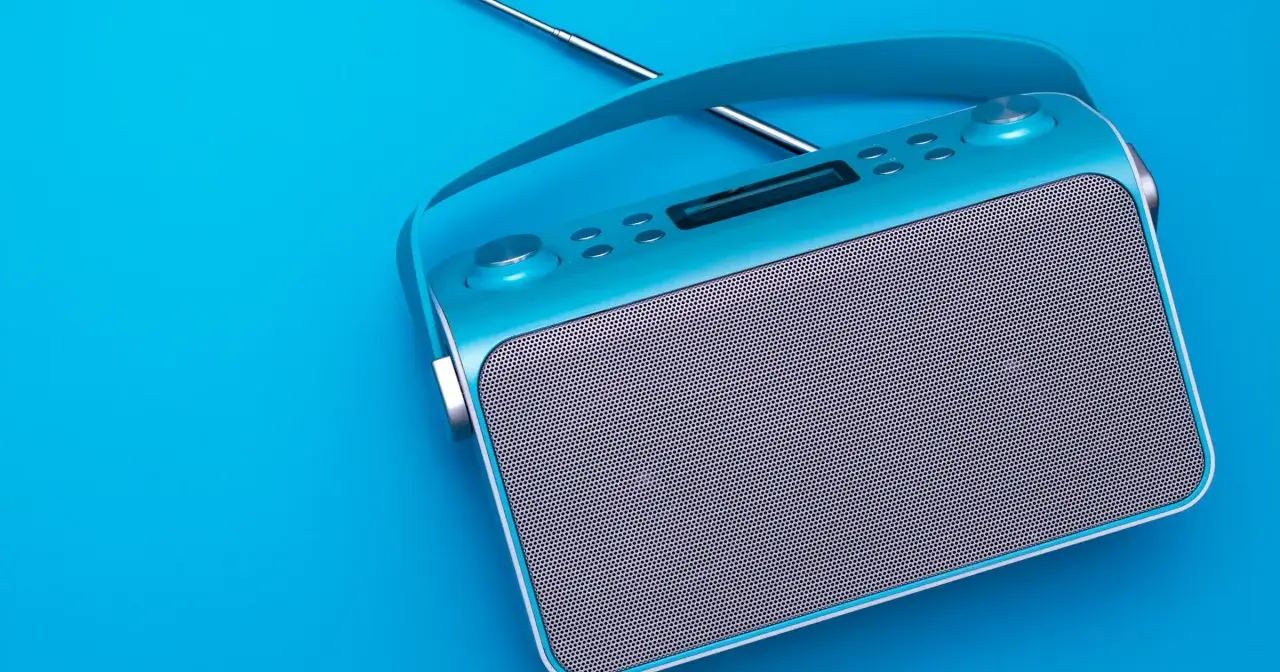 Turkusowe radio DAB, co to za nowoczesne urządzenie? Elegancki design, antena i głośnik.