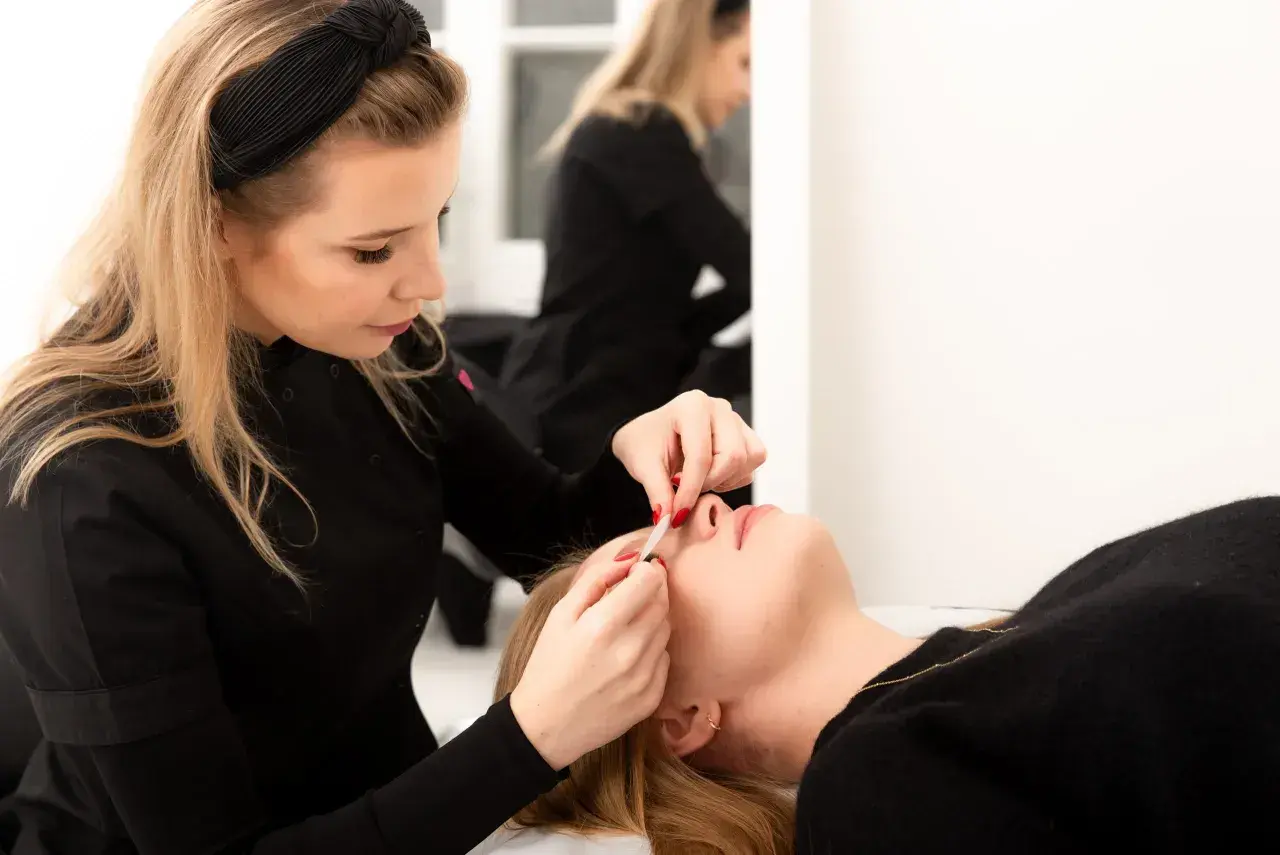 Stylistka precyzyjnie dokłada rzęsy. Zastanawiasz się, ile trwa przedłużanie rzęs 3d? To zależy od doświadczenia stylistki i ilości rzęs.