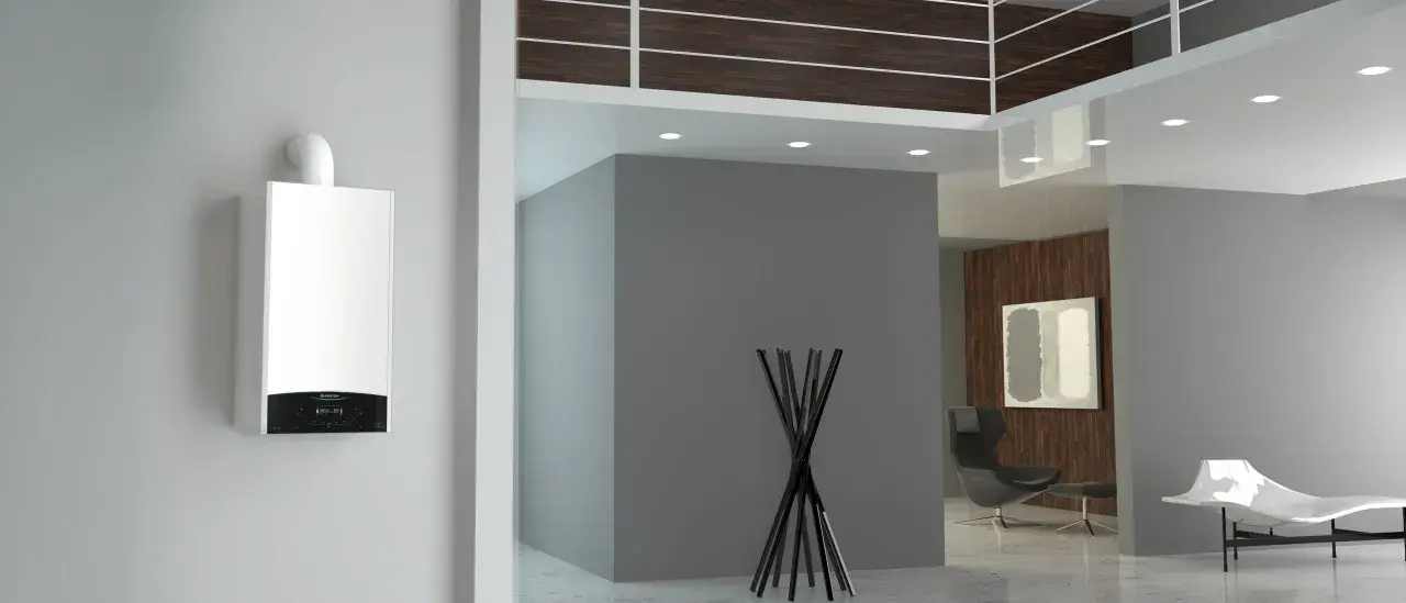 Nowoczesny biały kocioł kondensacyjny Ariston na szarej ścianie. W tle designerskie wnętrze z meblami i sztuką.