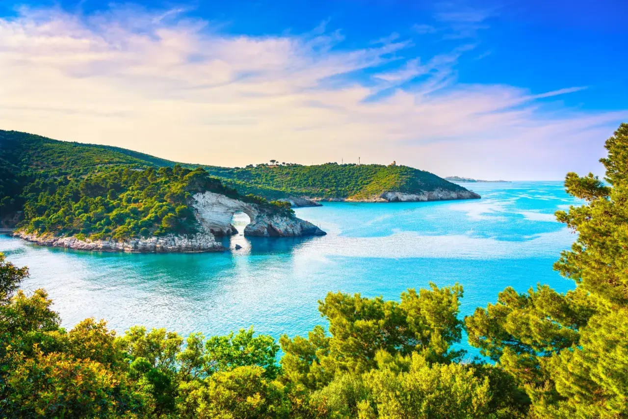 Arco naturale e mare cristallino, tra le meraviglie delle attrazioni penisola del Gargano.