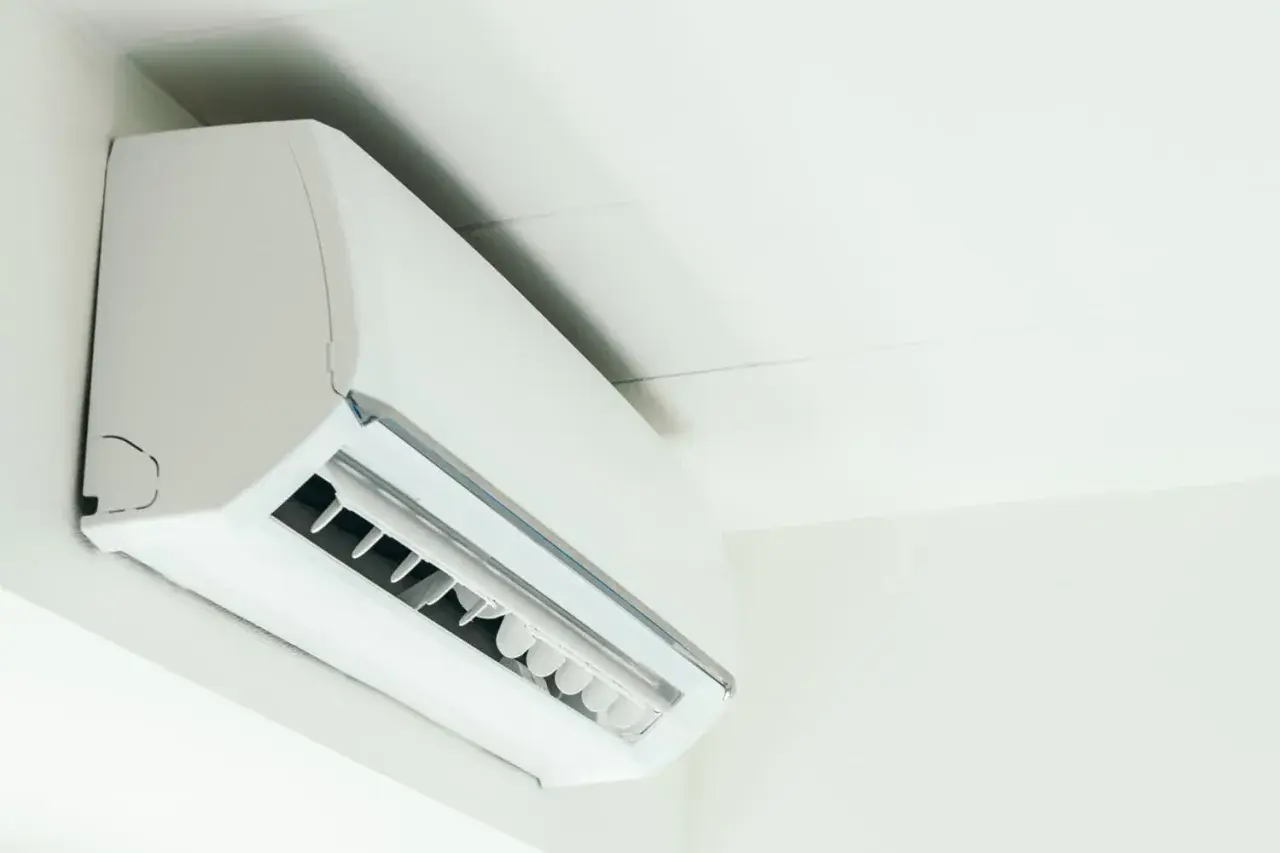 Unidad interior de aire acondicionado split, uno de los tipos de aire acondicionado más comunes para climatizar tu hogar.
