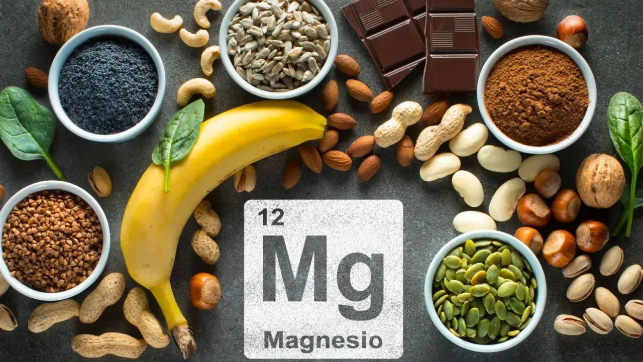 Plátano, espinacas, semillas de calabaza, almendras y chocolate negro son algunos alimentos ricos en magnesio.