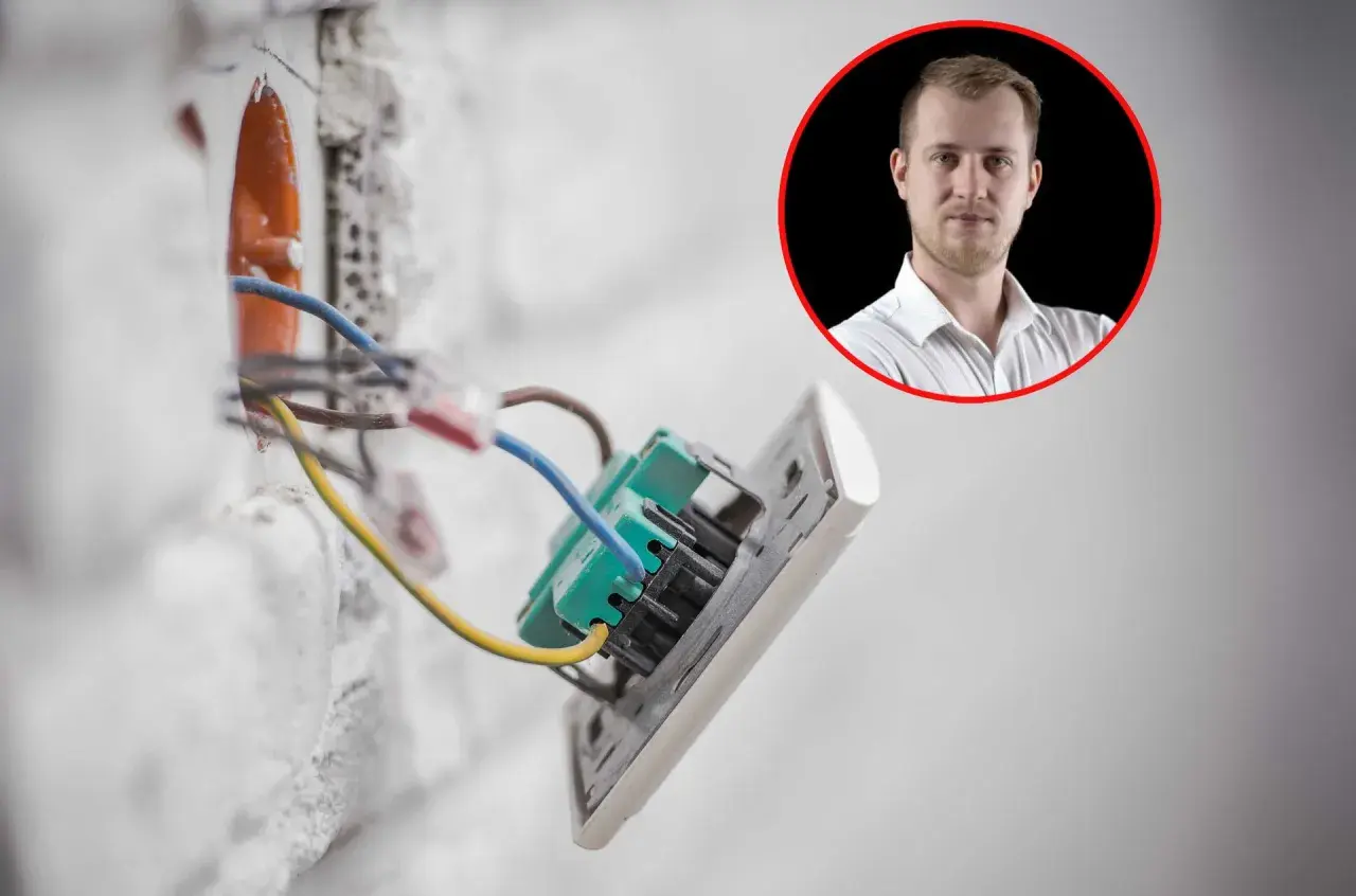 Prąd budowlany w ścianie, instalacja elektryczna w trakcie prac. W tle mężczyzna w białej koszuli.