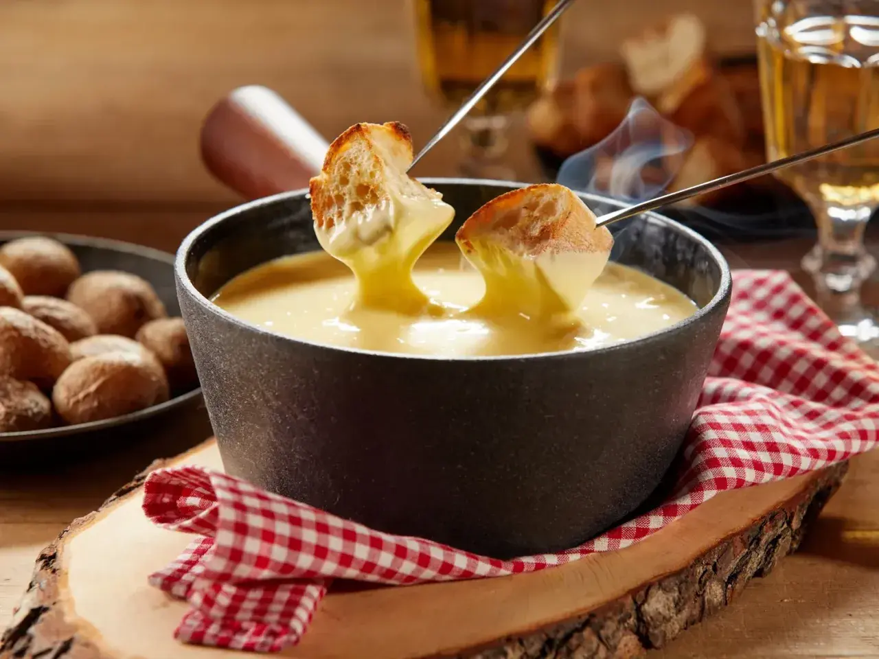 Un délicieux moment de partage autour d'une fondue savoyarde crémeuse, avec du pain croustillant trempé dans le fromage fondu.