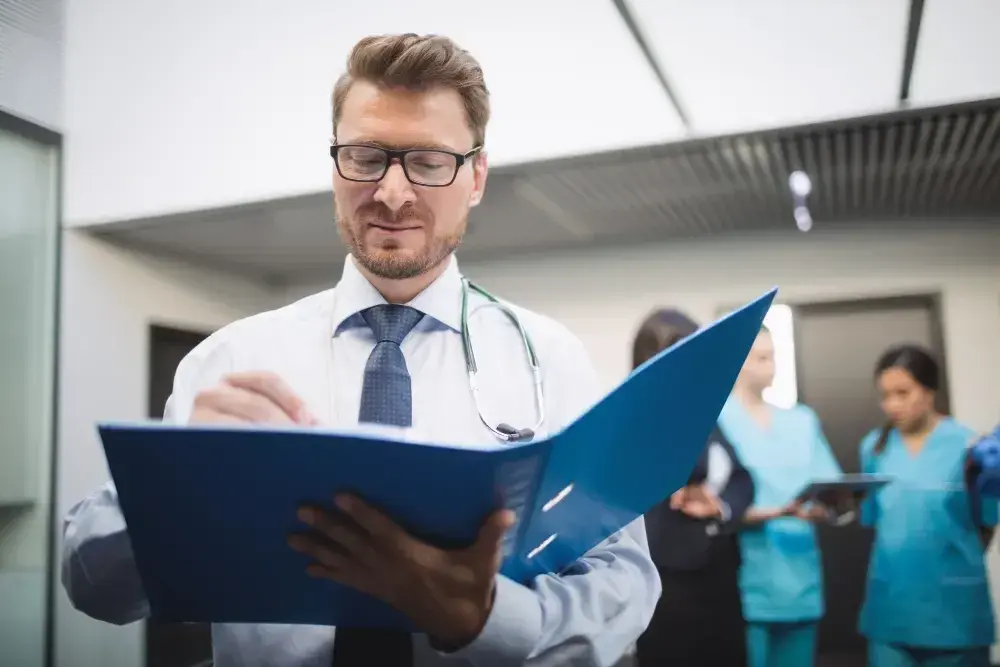 Características de un médico investigador: habilidades y cualidades esenciales