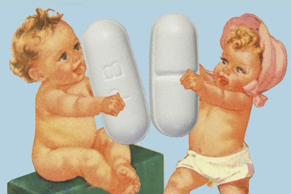 Dos bebés sostienen pastillas gigantes, recordando la dosis de paracetamol cada 4 horas para niños.