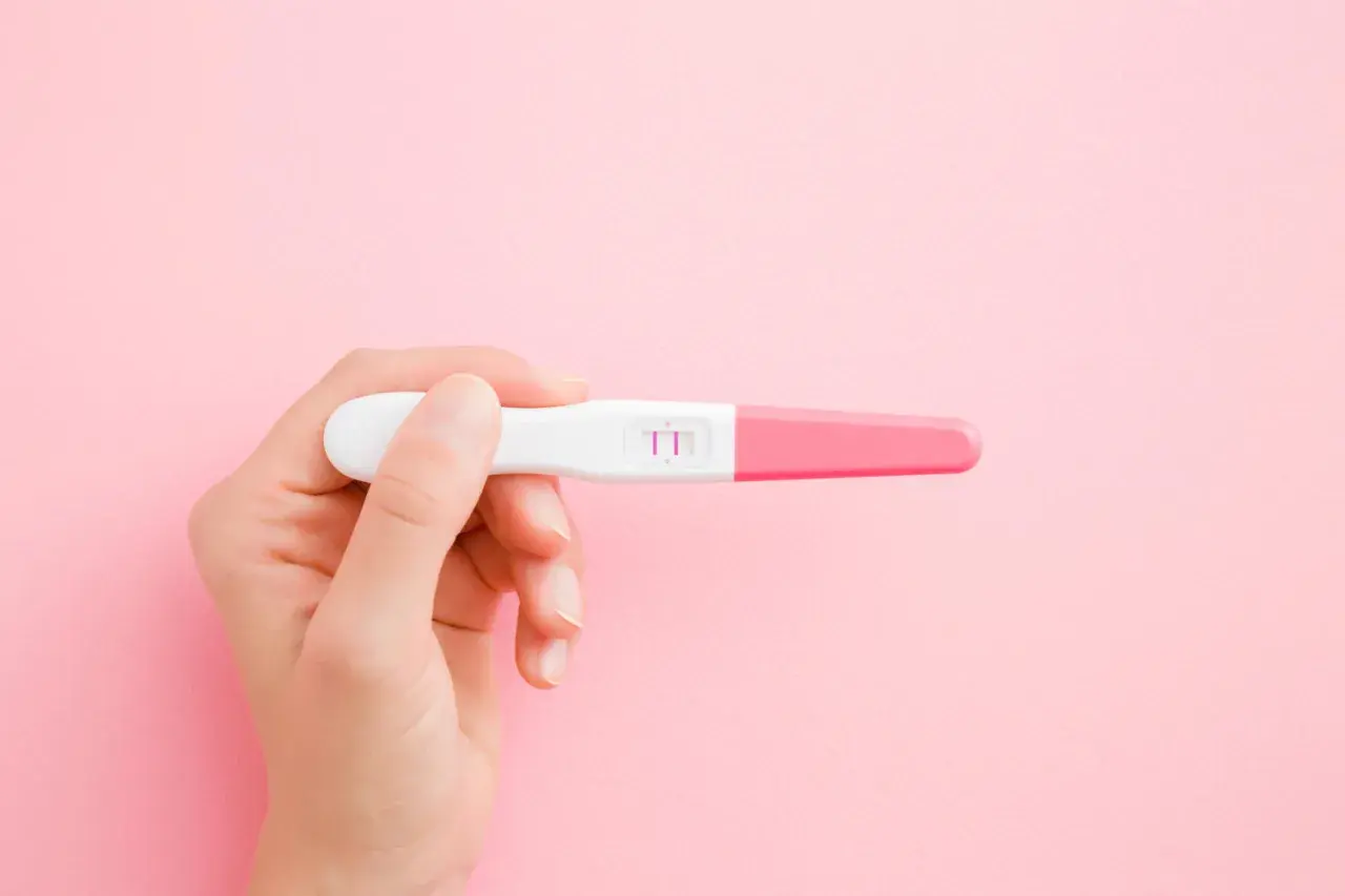Test di gravidanza con due linee rosa, indicativo di una gravidanza biochimica, un buon segno di fertilità.