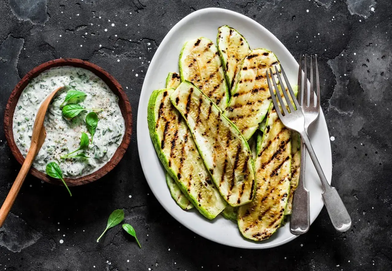 Perfekt gegrillte Zucchinischeiben mit Kräuterquark. Ein leichter Genuss, der Lust auf mehr macht.