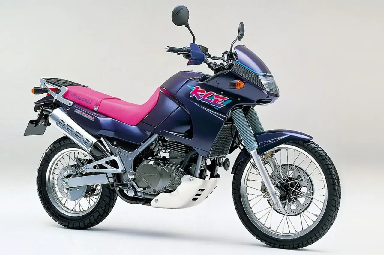 Dunkelblaue Kawasaki KLE 500 mit pinkem Sitz und auffälligem Schriftzug. Bereit für Abenteuer.