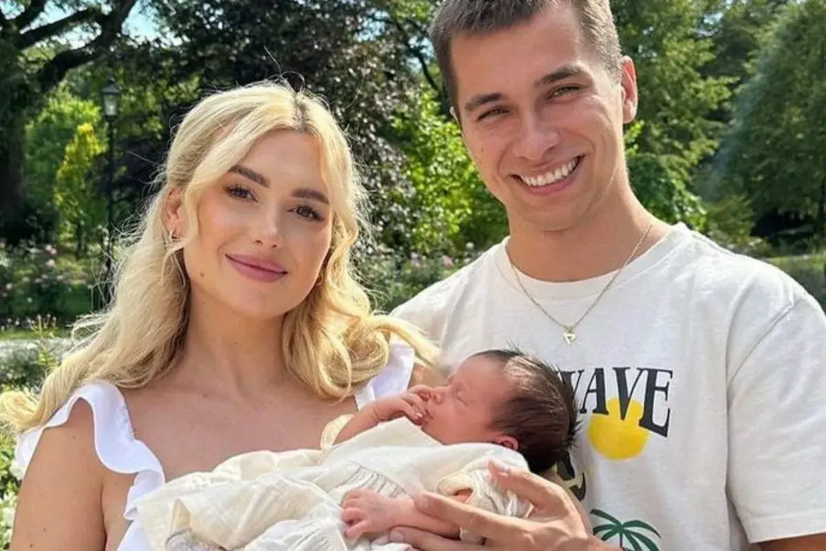 Szczęśliwi rodzice z maleńkim dzieckiem. Widać, że to radosny moment, być może po tym, jak Wersow w ciąży powitała na świecie swoje pierwsze dziecko.
