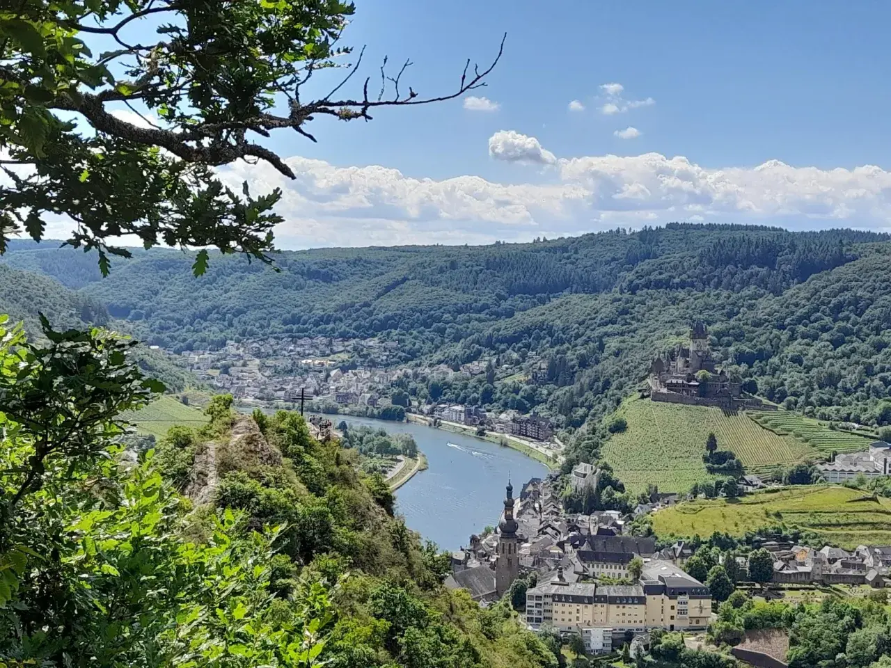 Blick vom Berg auf Cochem mit Reichsburg und Mosel. Perfekt für eine Wanderung.