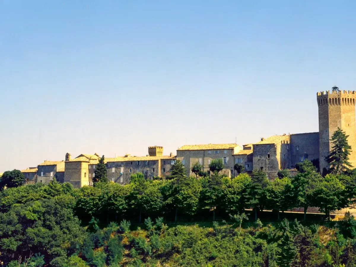 Borgo antico e imponente castello dominano il paesaggio collinare del Moresco, Marche.