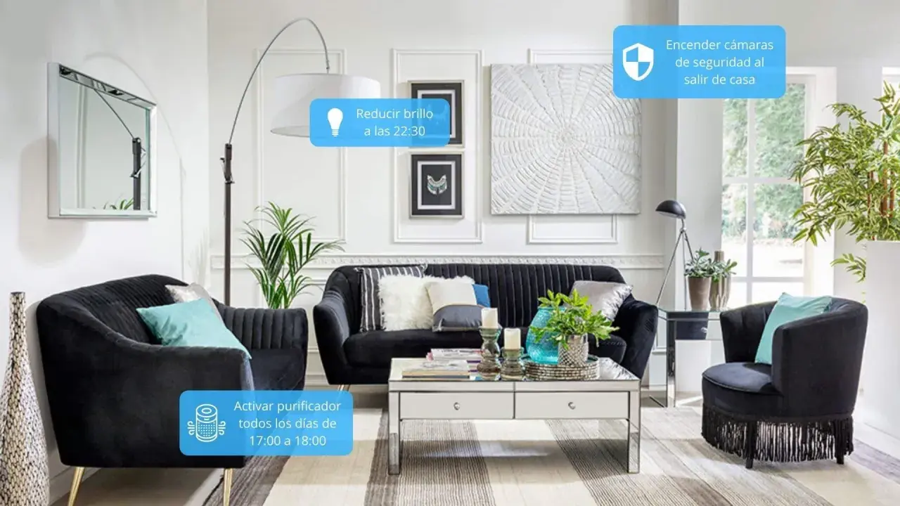 Sala moderna con sofás negros, mesa de centro y plantas. Se destacan las ventajas de la domótica: luces, purificador y cámaras de seguridad automatizadas.