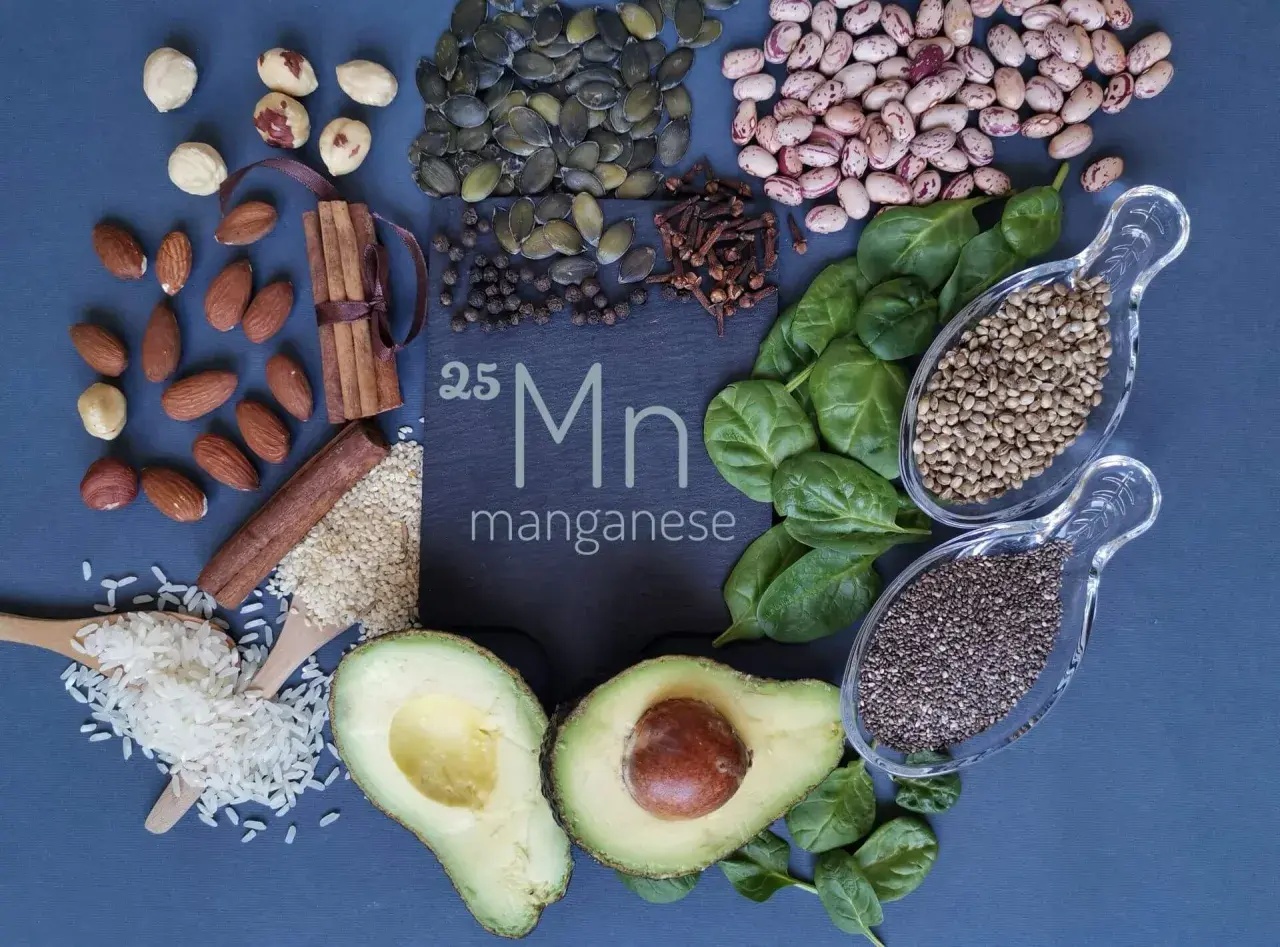 Mangan-reiche Lebensmittel: Mandeln, Spinat, Chiasamen, Kürbiskerne, Bohnen, Reis, Avocado.