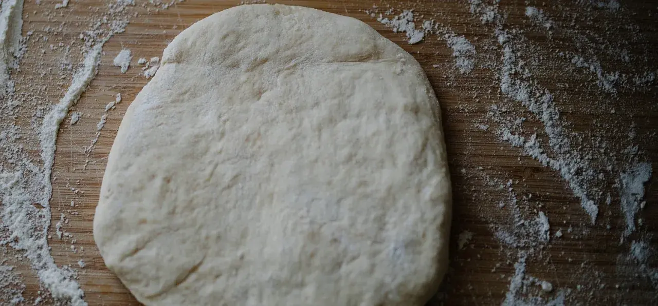 Czy ciasto na pizzę można trzymać w lodówce? Sprawdź, jak to zrobić!